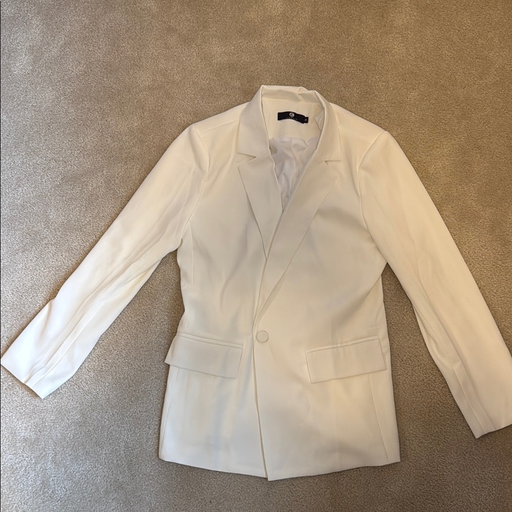 White Tailored Blazer with Structured Shoulders